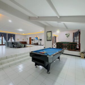 Villa Coolibah Klasik 8 – Private Pool, Billiard & Kapasitas 80 Orang di Puncak