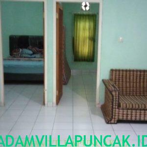 villa dekat taman bunga nusantara kolam renang pribadi