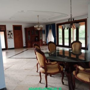Villa Taman Bunga Nusantara 4 Kamar Kolam Renang & Billiard